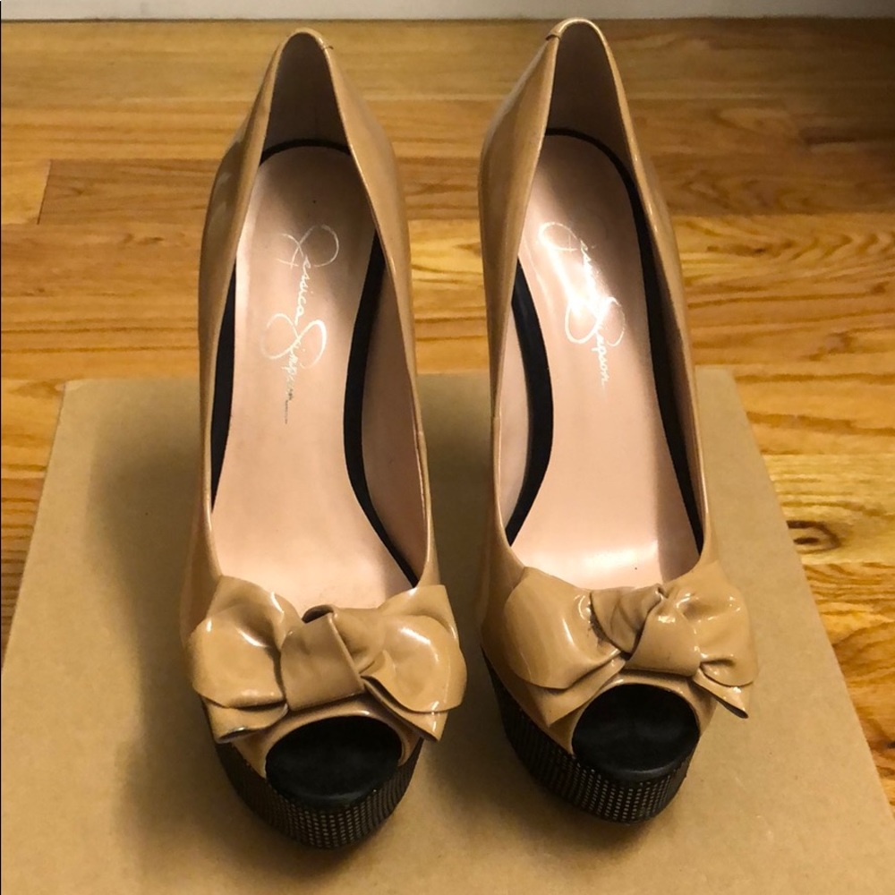 Peep toe pumps